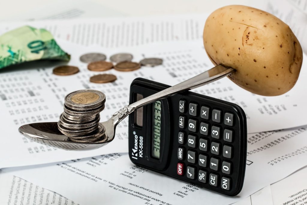 Calculatrice avec pièces de monnaie et patate