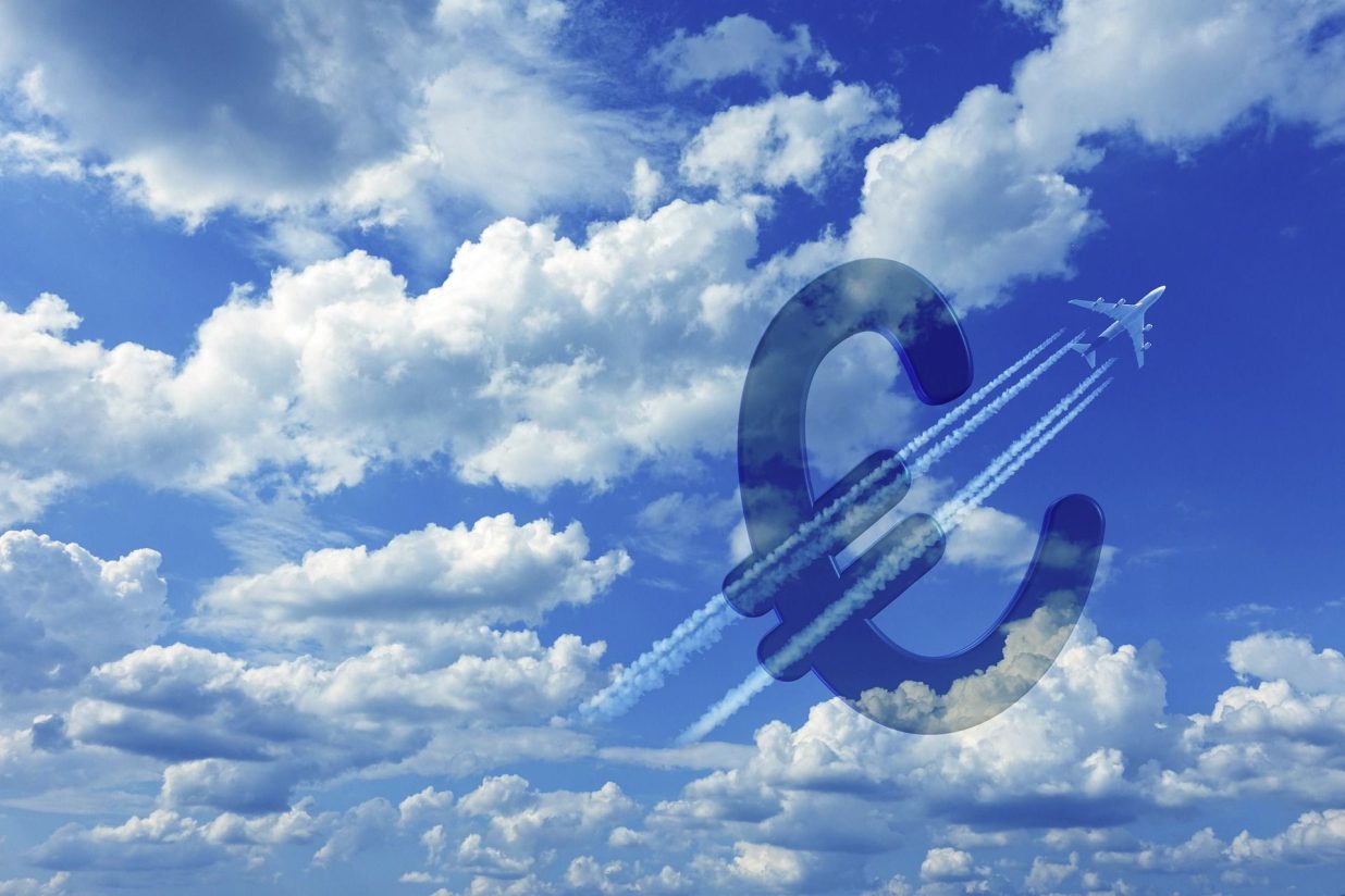 Euros dans les nuages qui s'envolent avec un avion