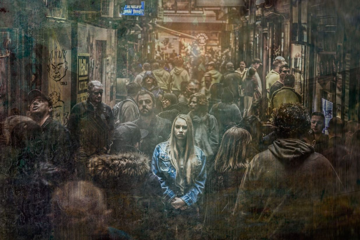 Femme seule au milieu de la foule