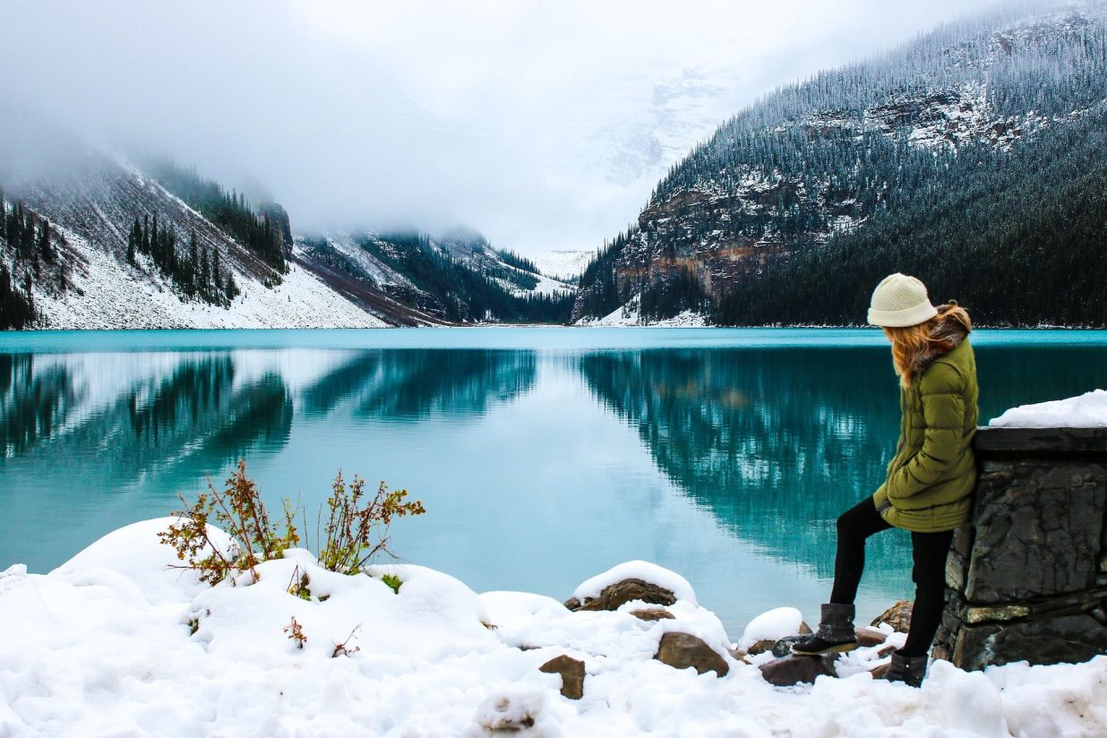 FEMME DEVANT UN LAC FROID