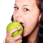 femme mangeant une pomme verte