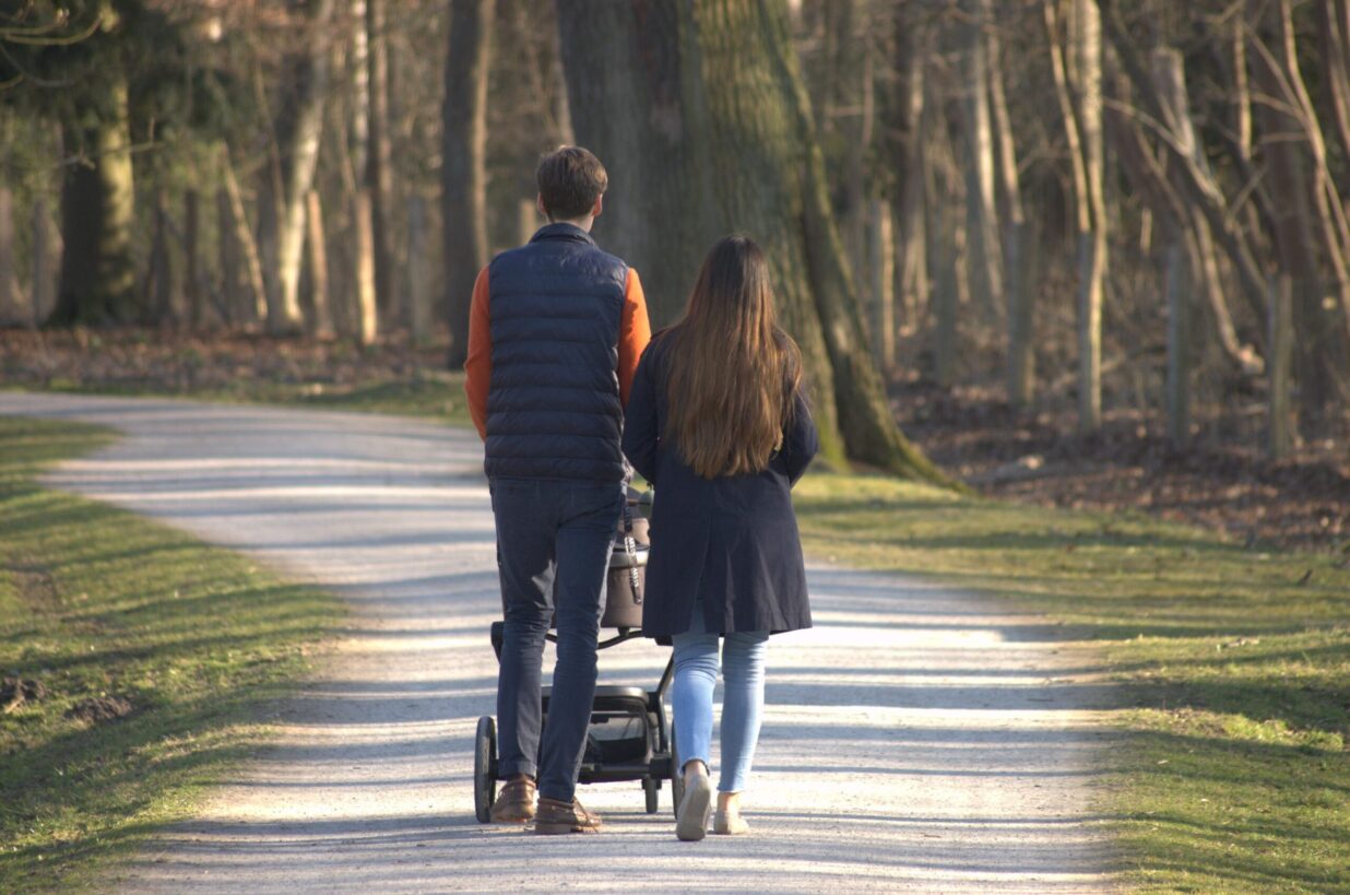 deux personnes se promenant
