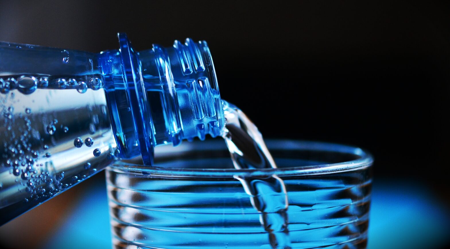 Bouteille d'eau versant de l'eau