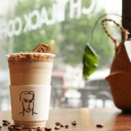Café glacée devant une baie vitrée