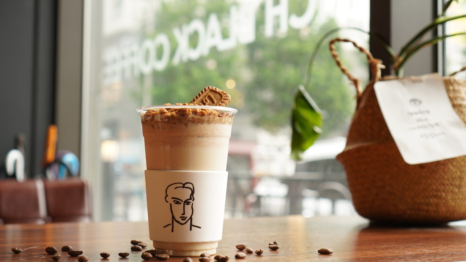 Café glacée devant une baie vitrée