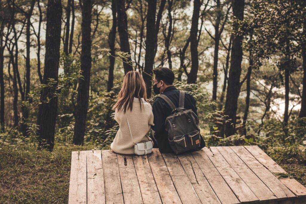 deux vacanciers dans la nature