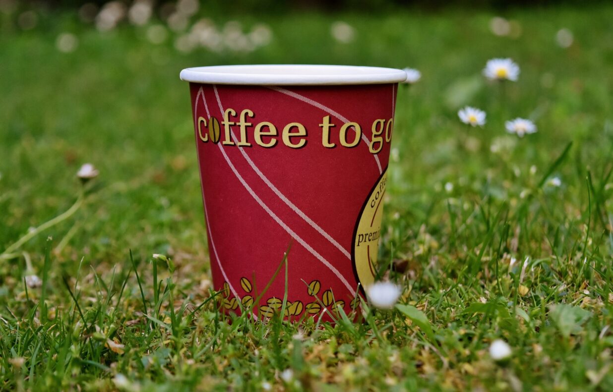 Café dans l'herbe