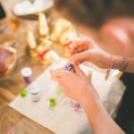 Enfant qui bricole elle même
