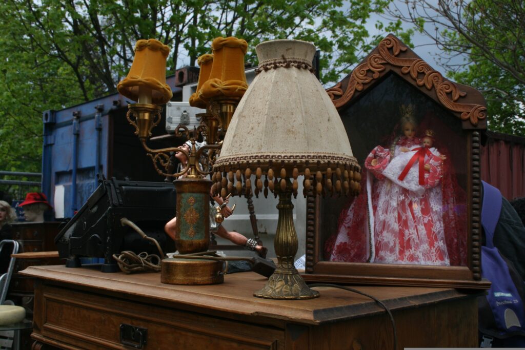 Vieux meubles de brocante