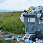 Poubelle dans la nature à l'extérieur